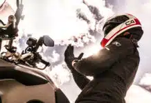 un motard enfilant des gants